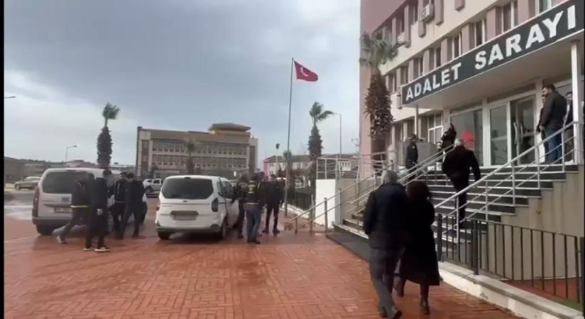 Ayvalık ilçesinde; kendilerini başkomiser, savcı ve rütbeli asker olarak tanıtarak,