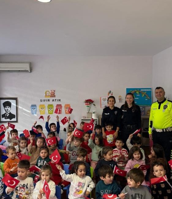 Balıkesir’de polisler miniklere trafik eğitimi verdi Burhaniye’de, İlçe Emniyet Müdürlüğü Toplum Destekli Polislik Büro Amirliği ekipleri