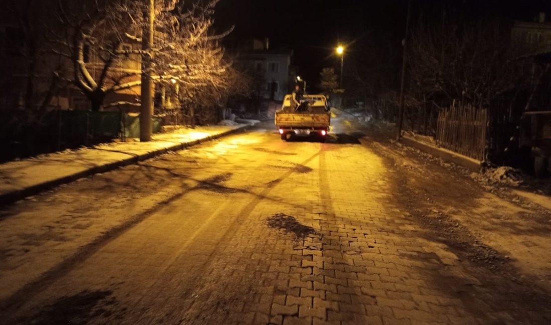Dursunbey’de buzlanmaya karşı tuzlama çalışması Dursunbey’de gece sıcaklığının eksi 5 dereceye düşmesiyle birlikte belediye ekipleri,