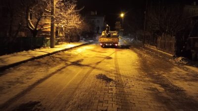 Dursunbey’de gece sıcaklığının eksi 5 dereceye düşmesiyle birlikte belediye ekipleri,