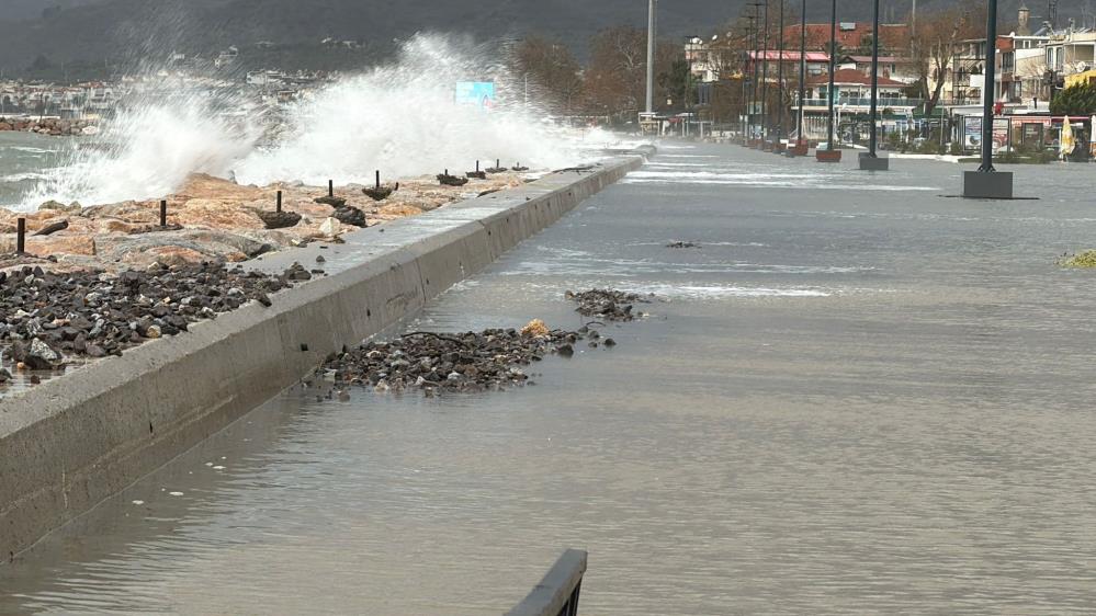 Edremit’te denizle kara birleşti, işletmeler sular altında kaldı Edremit’te etkili olan şiddetli lodos fırtınası hayatı felç etti. Saatteki