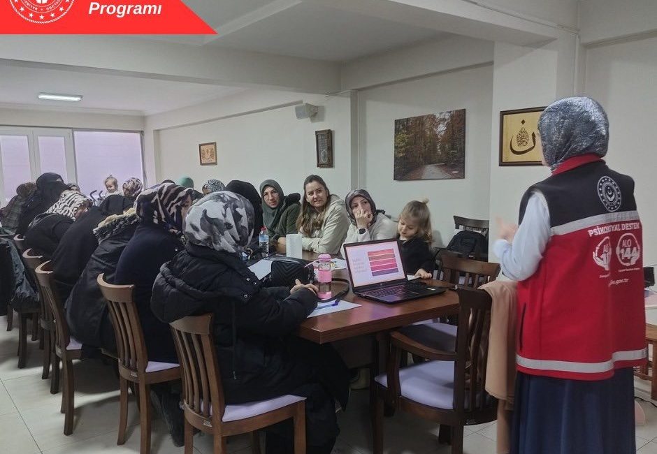 Bandırma’da çocuk yetiştirme tutumları konuşuldu Bandırma Sosyal Hizmet Merkezi Müdürlüğü uzmanı tarafından, Müftülük bünyesindeki kursiyerlere