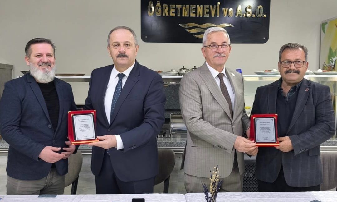 Erdek’te Vakıf Mütevelli Heyeti üyelerine teşekkür Erdek’te, Sosyal Yardımlaşma ve Dayanışma Vakfı Mütevelli Heyeti’nde görev süresi