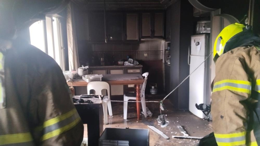 Erdek’te bir apartman dairesi alevlere teslim oldu Erdek’te bir apartman dairesinde çıkan yangın, ekiplerin müdahalesiyle söndürüldü. Yangında