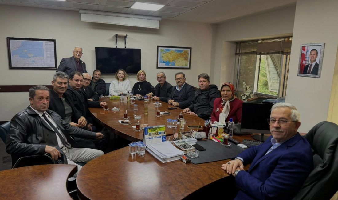 Erdek’te belediye–muhtar iş birliği toplantısı Erdek Belediye Başkanı Burhan Karışık, mahalle muhtarlarıyla bir araya gelerek