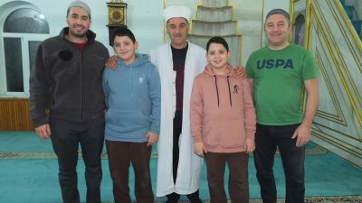 Kur’an-ı hatmeden İstanbullu ikizler, yaz aylarında müezzinlik yaptıkları Ören Mahallesine