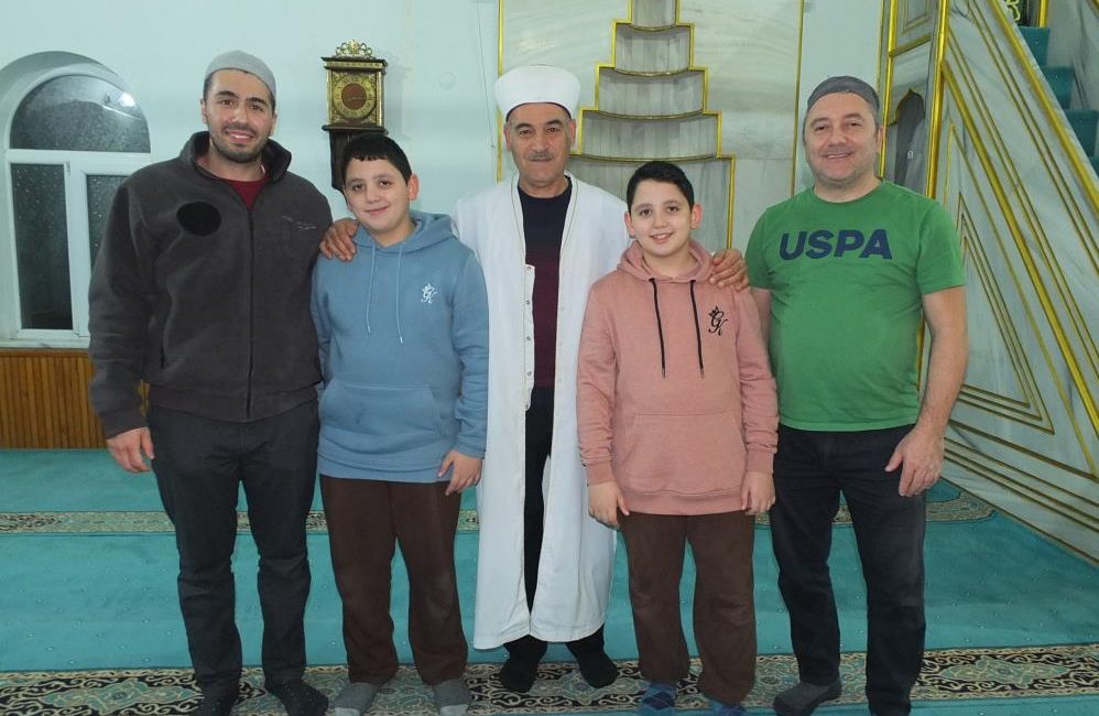 Kur’an-ı hatmeden İstanbullu ikizler, yaz aylarında müezzinlik yaptıkları Ören Mahallesine