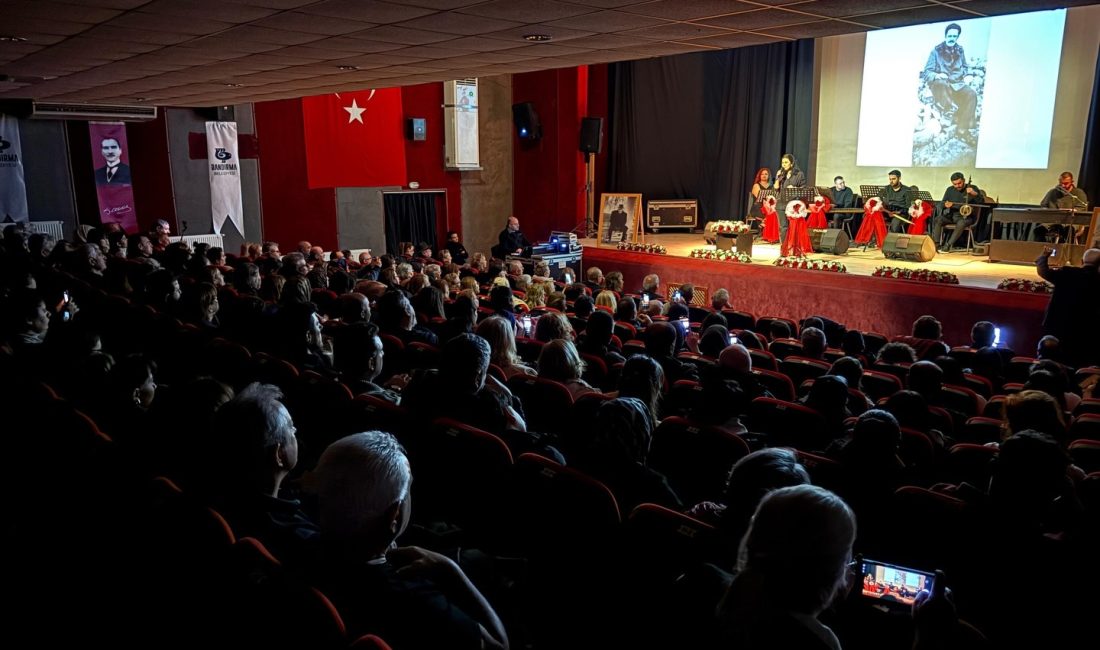 “Şiirlerle ve Şarkılarla Nazım” Bandırma’da sanatseverlerle buluştu Nazım Hikmet’in dizeleri, Bandırma Belediyesi’nin düzenlediği etkinlikte müzikle harmanlanarak izleyicilere