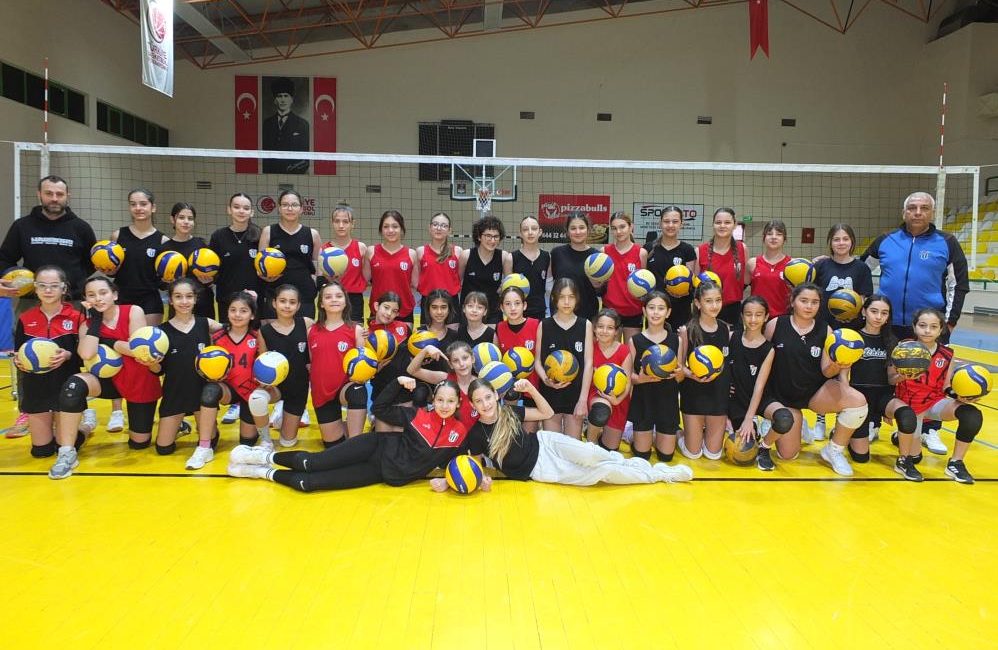 Burhaniye İlçe Gençlik ve Spor Müdürlüğü Atatürk Spor Salonu’nda başlattığı