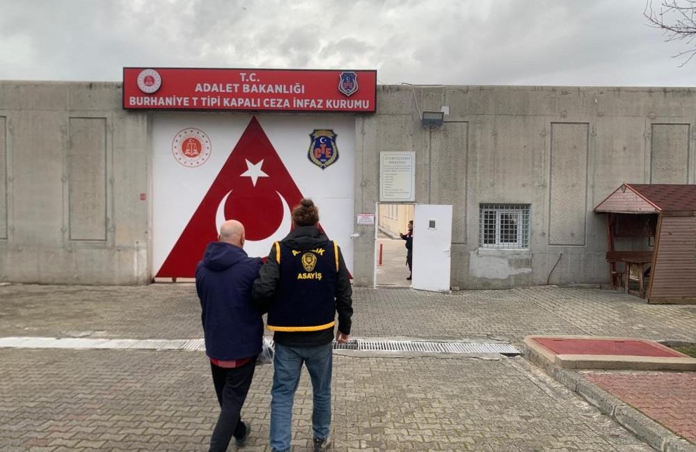 Ayvalık’ta; kendisini aktif görevdeymiş gibi tanıtan meslekten ihraç edilen Emniyet