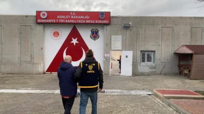 Ayvalık’ta; kendisini aktif görevdeymiş gibi tanıtan meslekten ihraç edilen Emniyet