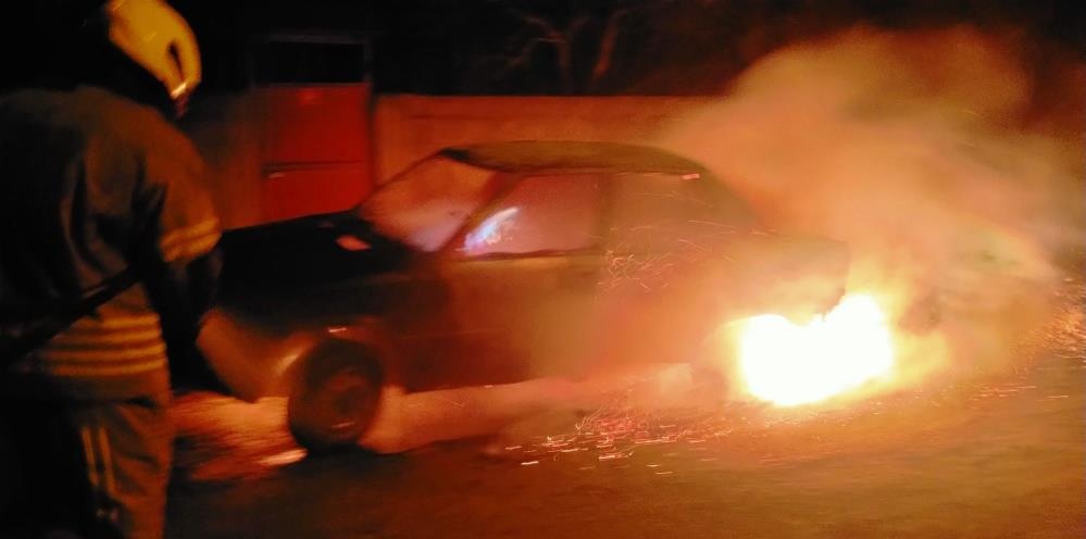 Keçeler Mahallesi’nde bir araçta çıkan yangına itfaiye ekiplerince müdahale edildi.