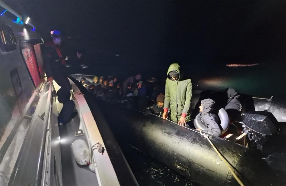 Balıkesir açıklarında 3’ü çocuk 29 göçmen yakalandı Yunanistan’ın Midilli Adası’na gitmek isteyen 3’ü çocuk 29 göçmen Sahil