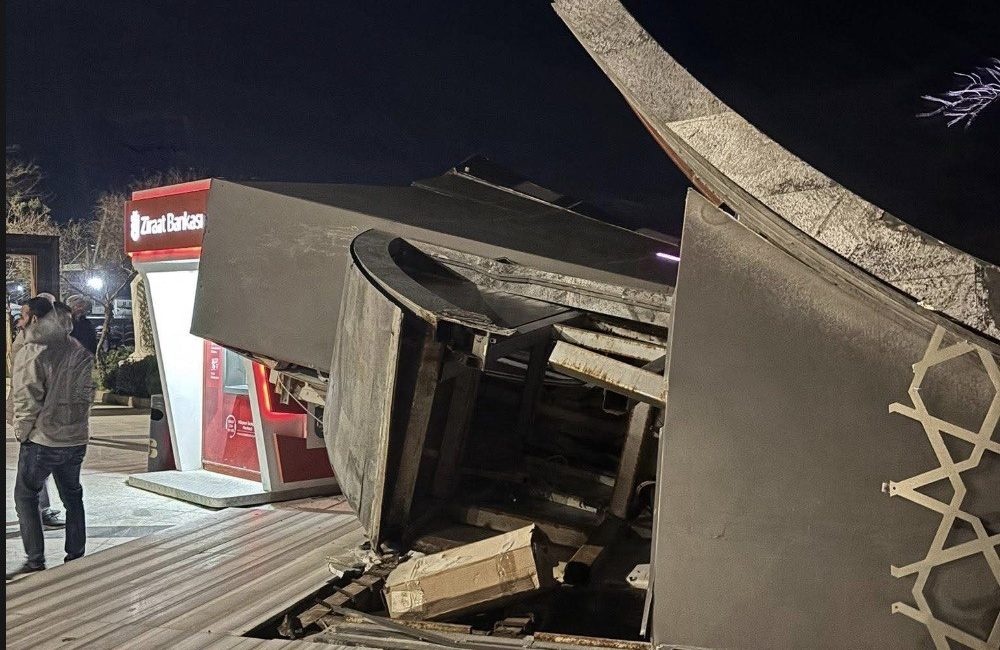  Saraylar Mahallesi’nde etkili olan şiddetli lodos fırtınası nedeniyle belediyeye ait