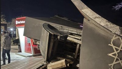  Saraylar Mahallesi’nde etkili olan şiddetli lodos fırtınası nedeniyle belediyeye ait