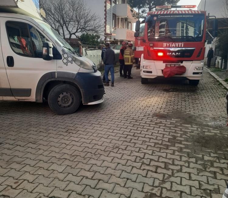 Edremit’te geri manevra yapan kamyonun altında kalan vatandaş, itfaiye ekiplerinin