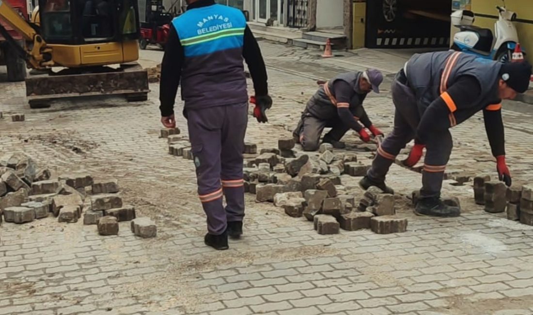 Manyas Belediyesi Fen İşleri Ekipleri Sahada Döner kavşak ile Kervan Önü Ana Cadde arasındaki yol yapım
