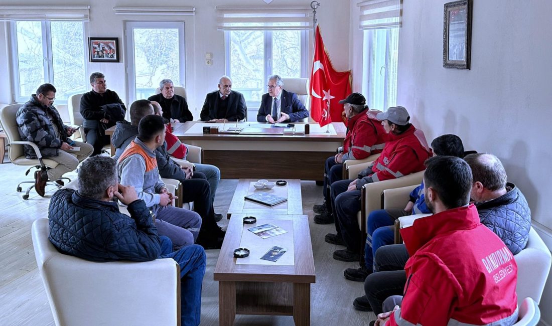 Bandırma Belediyesi Edincik’te hizmet atağını başlattı Bandırma Belediye Başkanı Dursun Mirza, Edincik Mahallesi’nde devam eden ve