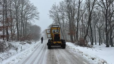 Susurluk’ta etkisini gösteren kar yağışının ardından belediye ekipleri, yüksek kesimler