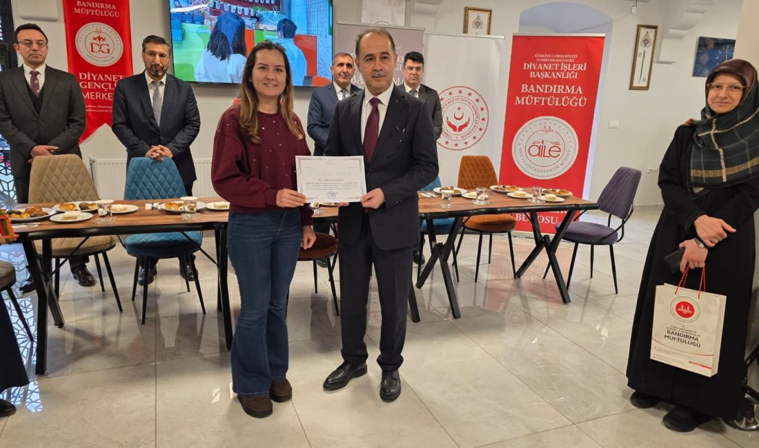Aile Eğitimi Programı Bandırma’da sertifika töreniyle tamamlandı Bandırma’da düzenlenen Aile Eğitimi Programı’nı başarıyla tamamlayan kursiyerler, sertifikalarını düzenlenen