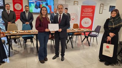 Bandırma’da düzenlenen Aile Eğitimi Programı’nı başarıyla tamamlayan kursiyerler, sertifikalarını düzenlenen