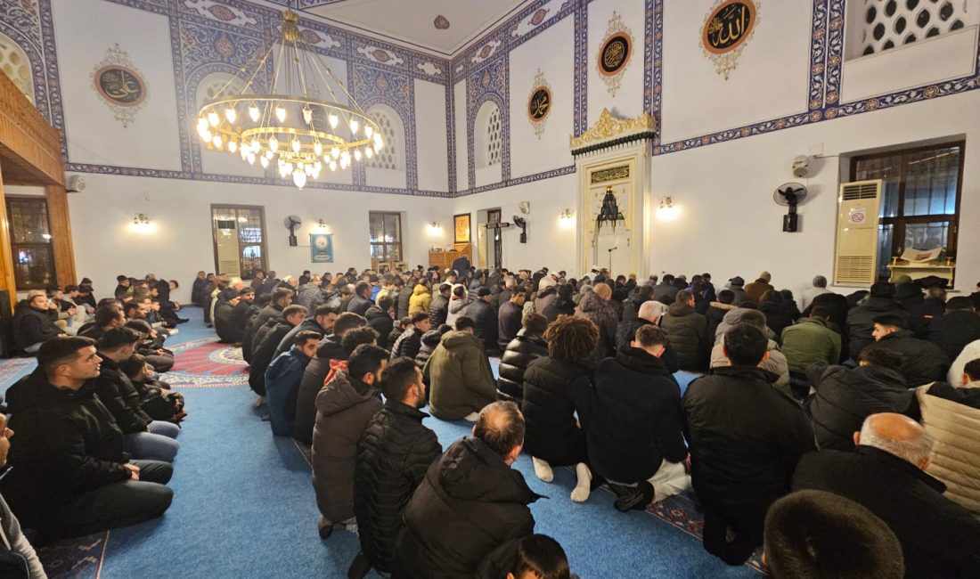 Bandırma’da Miraç Kandili camilerde dualarla idrak edildi Bandırma’da Miraç Kandili dolayısıyla ilçe genelindeki camilerde kandil programları gerçekleştirildi.