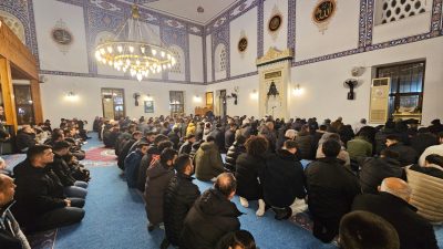 Bandırma’da Miraç Kandili dolayısıyla ilçe genelindeki camilerde kandil programları gerçekleştirildi.