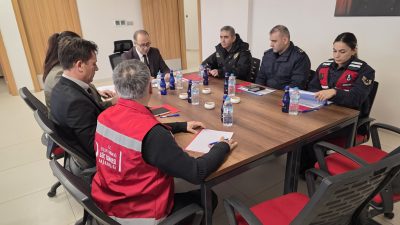 Bandırma Kaymakamı Engin Aksakal ve beraberindeki ilçe protokolü, Balıkesir Geri