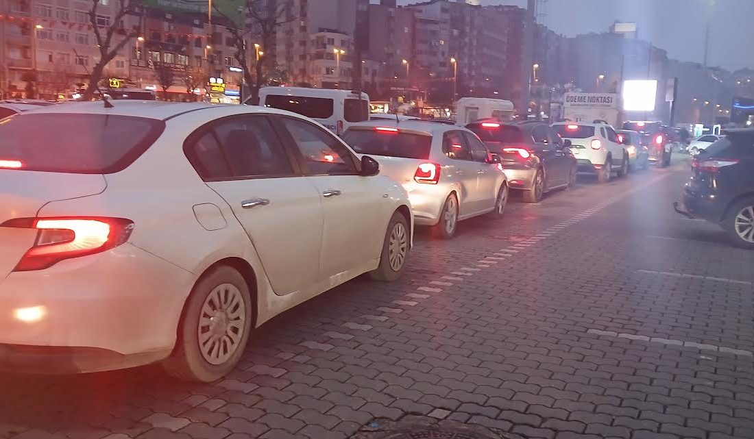 OTOPARKTAN ÇIKIŞ EZİYETİ Balıkhane önündeki otoparktan çıkış saatleri eziyete dönüşüyor. Özellikle saat 16.00