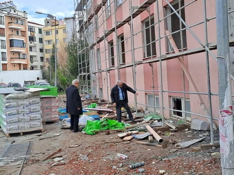 Milli Eğitim Müdürü Esmen, Halk Eğitimi Merkezi’ndeki çalışmaları yerinde inceledi Edremit İlçe Millî Eğitim Müdürü Ramazan Esmen, ilçede güçlendirme çalışmaları