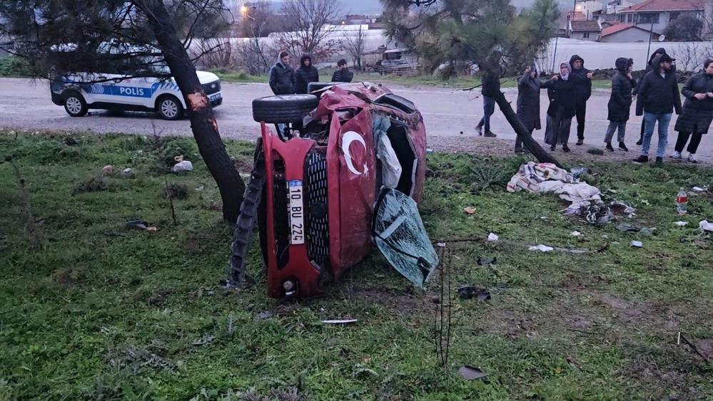 Balıkesir Çevre Yolu’nda takla atan otomobil yan yattı: 2 yaralı Balıkesir Çevre Yolu’nda meydana gelen trafik kazasında 2 kişi yaralandı.