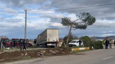 Gönen-Bandırma karayolunda meydana gelen tek taraflı trafik kazasında bir tır
