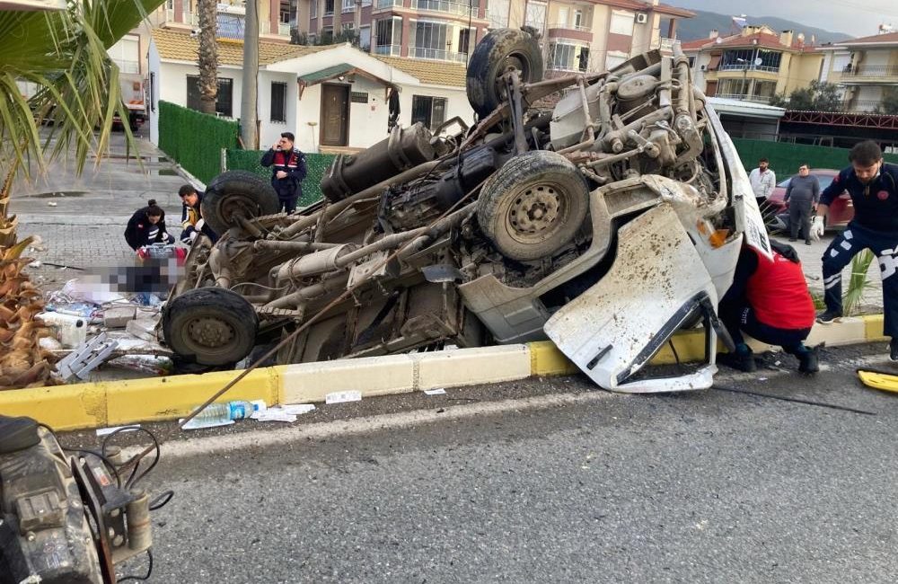 Edremit’te meydana gelen trafik kazasında bariyerlere giren kamyonette bulunan 2
