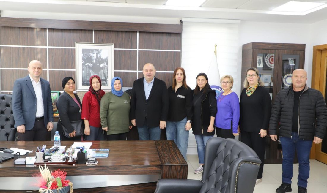 Gönenli emekçi kadınlar Palaz’a teşekkür etti Gönen Belediye Başkanı İbrahim Palaz, Kadın El Emeği Yılbaşı Çarşısı