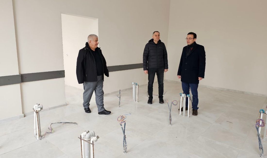 Bandırma’nın yeni eğitim yatırımı tamamlandı Balıkesir İl Millî Eğitim Müdürü Selehattin Kal ve beraberindeki heyet,