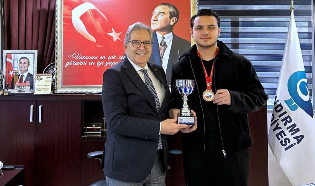 Bandırmalı Genç Bilardocu Ant İşen’den Türkiye Üçüncülüğü Yavuz Sultan Selim Anadolu Lisesi 12. sınıf öğrencisi Ant İşen,