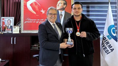 Yavuz Sultan Selim Anadolu Lisesi 12. sınıf öğrencisi Ant İşen,