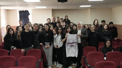 Bandırma Bordo Basketbol Genel Menajeri Haluk Yıldırım, takım kaptanı Orhan