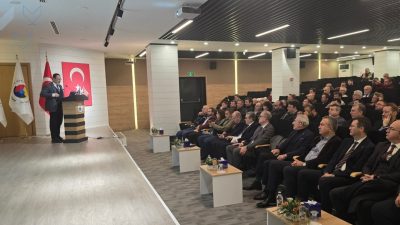 Bandırma’da düzenlenen toplantıda ekonomist Prof. Dr. Emre Alkin, küresel ve