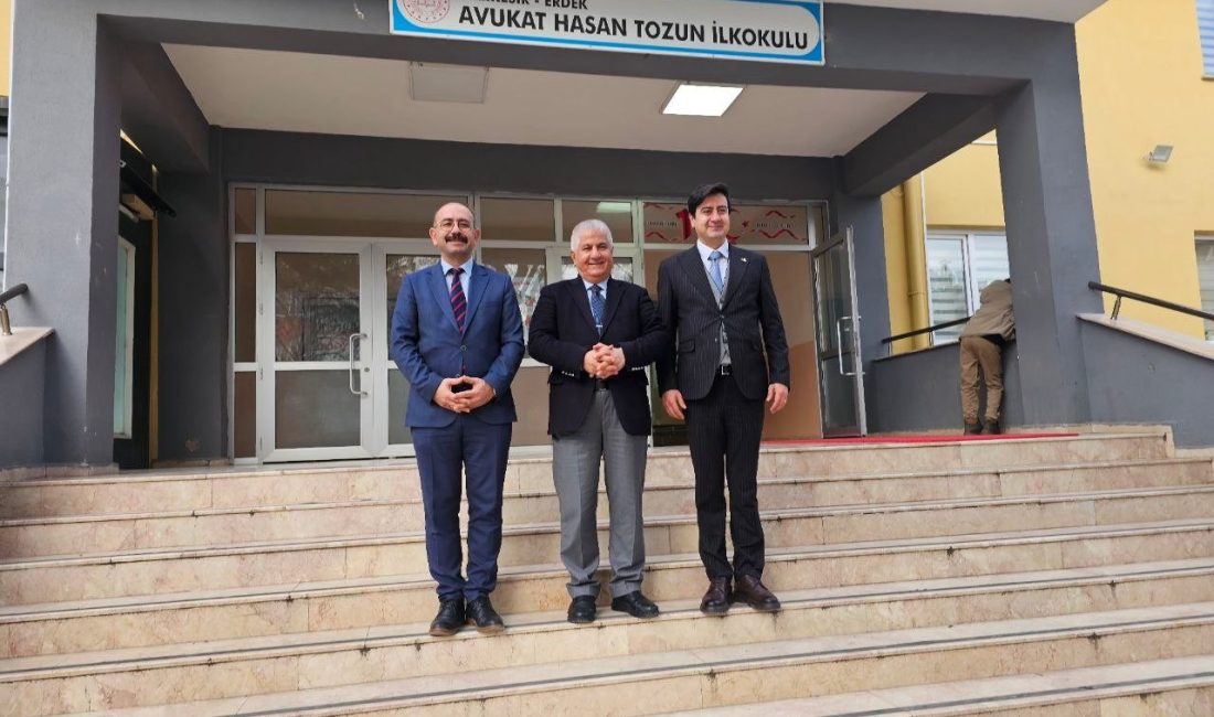Balıkesir İl Milli Eğitim Müdürü’nden Erdek’te okul ziyareti Balıkesir İl Millî Eğitim Müdürü Selehattin Kal ve beraberindeki yöneticiler,