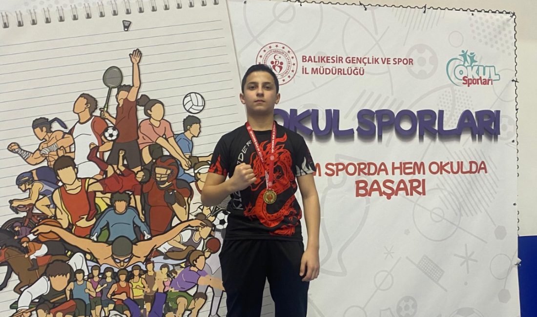 Balıkesir’de düzenlenen Kick Boks Okul Sporları İl Seçmeleri’nde mücadele eden