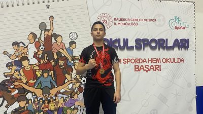 Balıkesir’de düzenlenen Kick Boks Okul Sporları İl Seçmeleri’nde mücadele eden