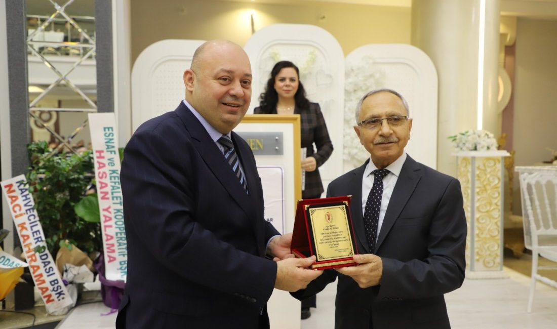Gönen Tuhafiyeciler Odası’nda Devir Teslim Gönen Tuhafiyeciler Odası Olağan Genel Kurulu’nda başkanlık görevini 25 yıldır