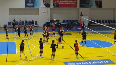 Gençlik ve Spor Müdürlüğünün Atatürk Spor Salonunda başlattığı Kış Spor
