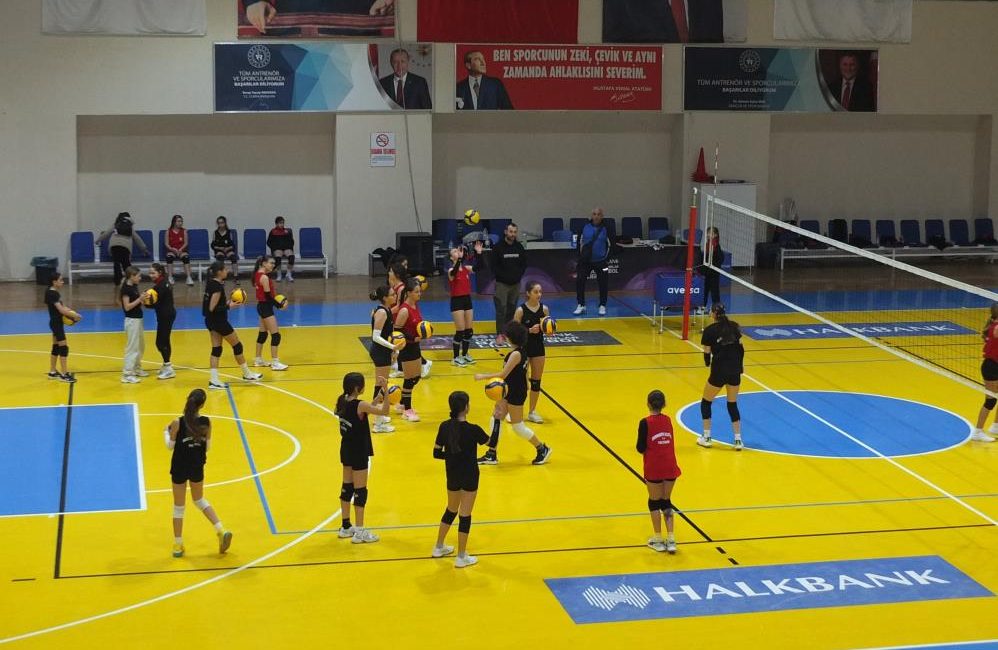 Balıkesir’de kış spor okulları ilgi gördü Gençlik ve Spor Müdürlüğünün Atatürk Spor Salonunda başlattığı Kış Spor