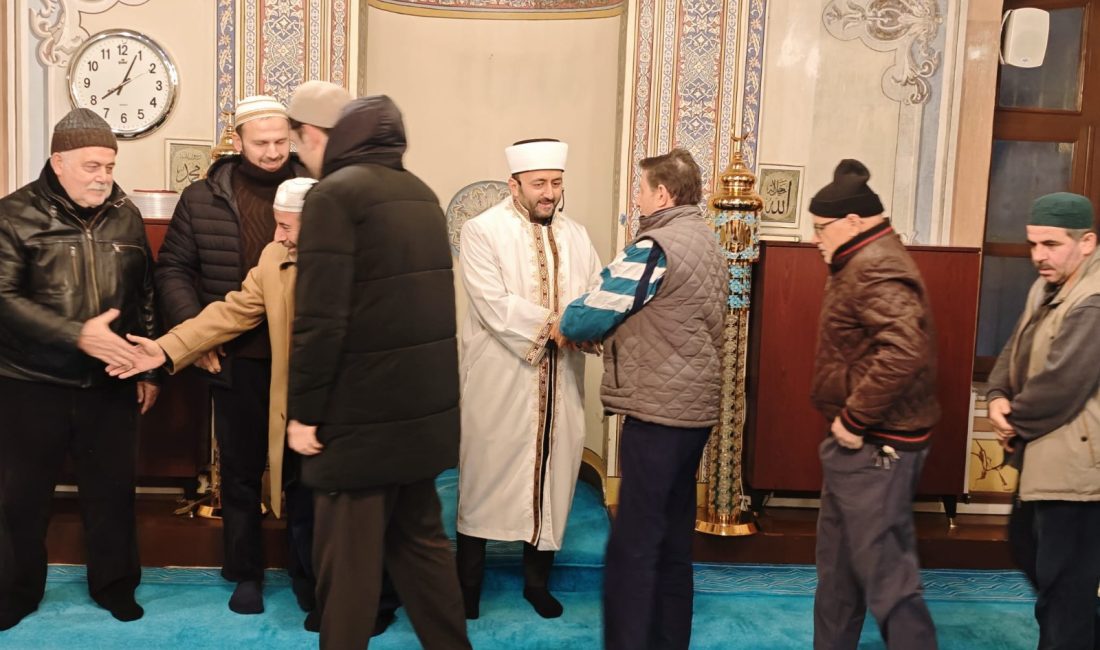 Adalar’da sabah namazı buluşması Adalar İlçe Müftülüğü, Hamidiye Camii’nde düzenlediği sabah namazı buluşmasında Kur’an