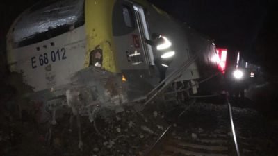 Balıkesir’de toprak kayması nedeni ile Savaştepe ilçesi yakınlarında yolcu treninin