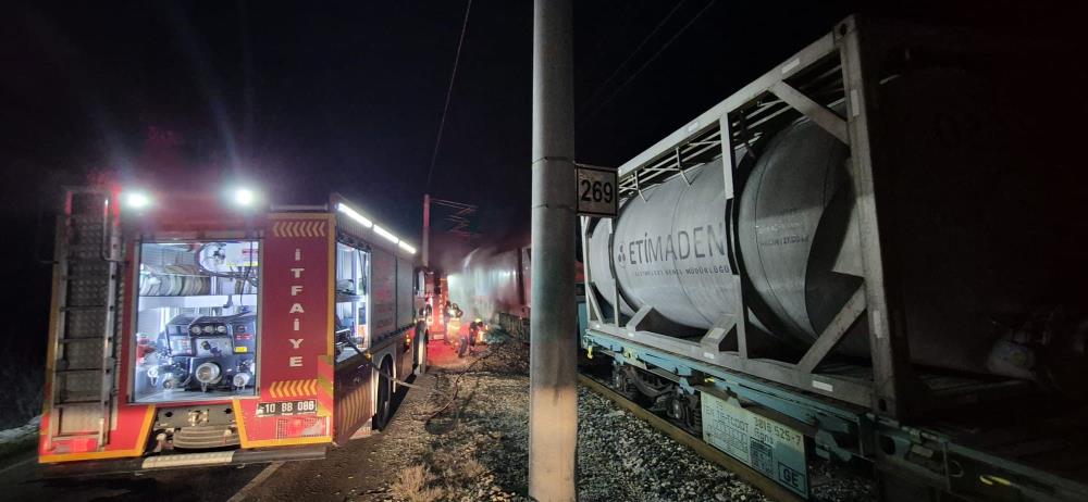 Susurluk’ta yük treninde yangın paniği Ömerköy-Gökçedere Mahalleleri arasında seyir halinde olan TCDD’ye ait 33376 sefer