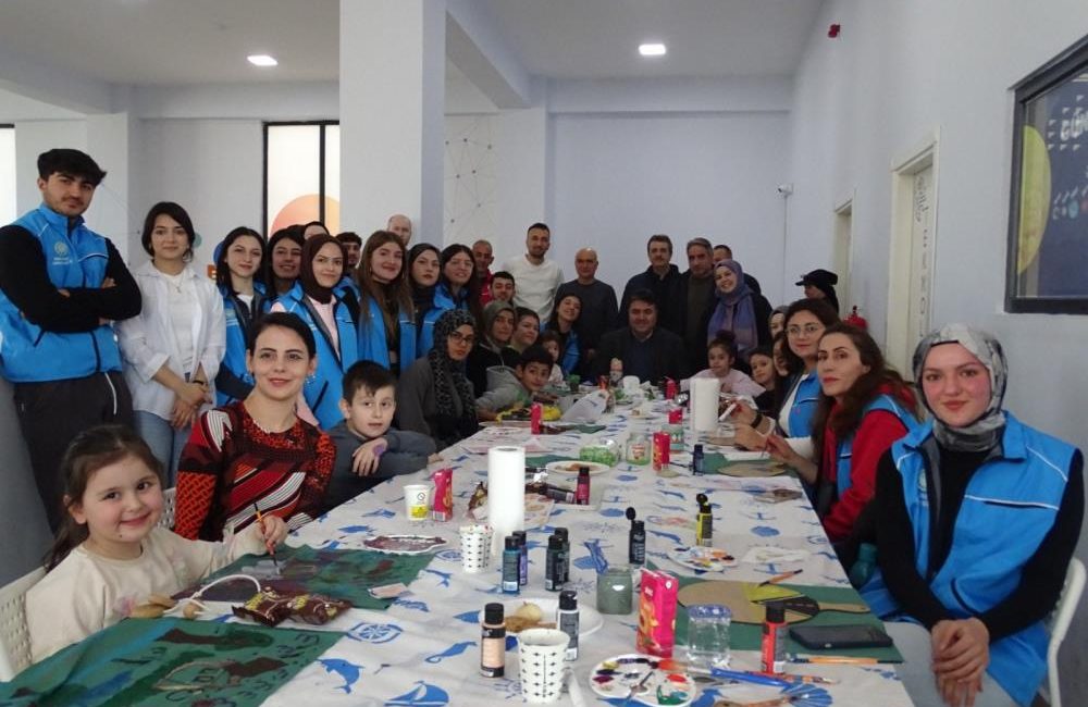 Ailece ahşap boyadılar Havran ilçesinde, Belediye Bilim ve Teknoloji Merkezinde düzenlenen Aile Katılımlı
