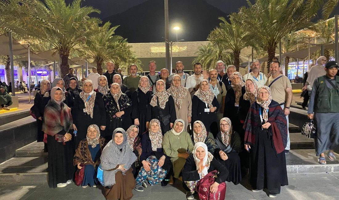 Bandırma Müftüsü Dr. Abdulhamid Pehlivan’ın öncülüğünde umreye giden Bandırmalı vatandaşlar,
